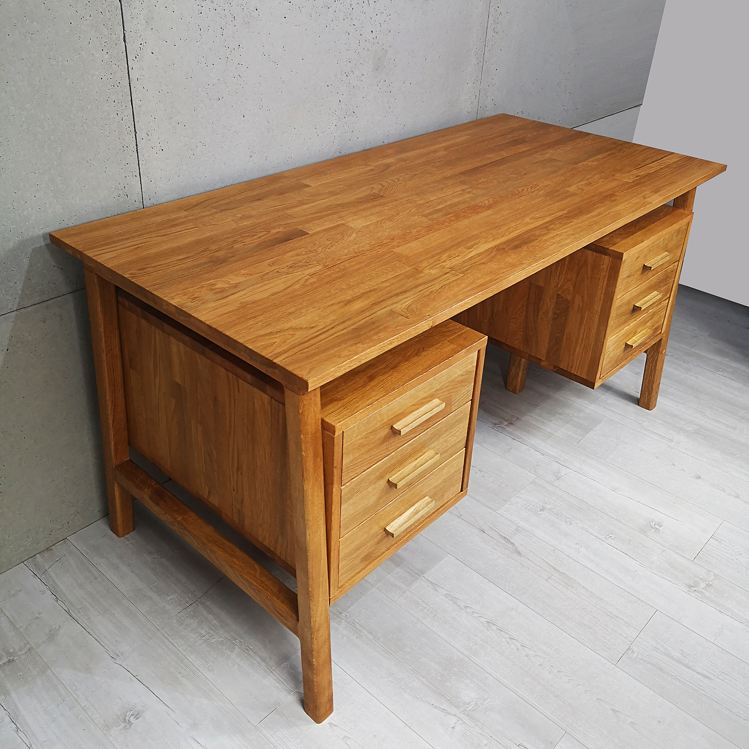 biurko z drewna dbowego